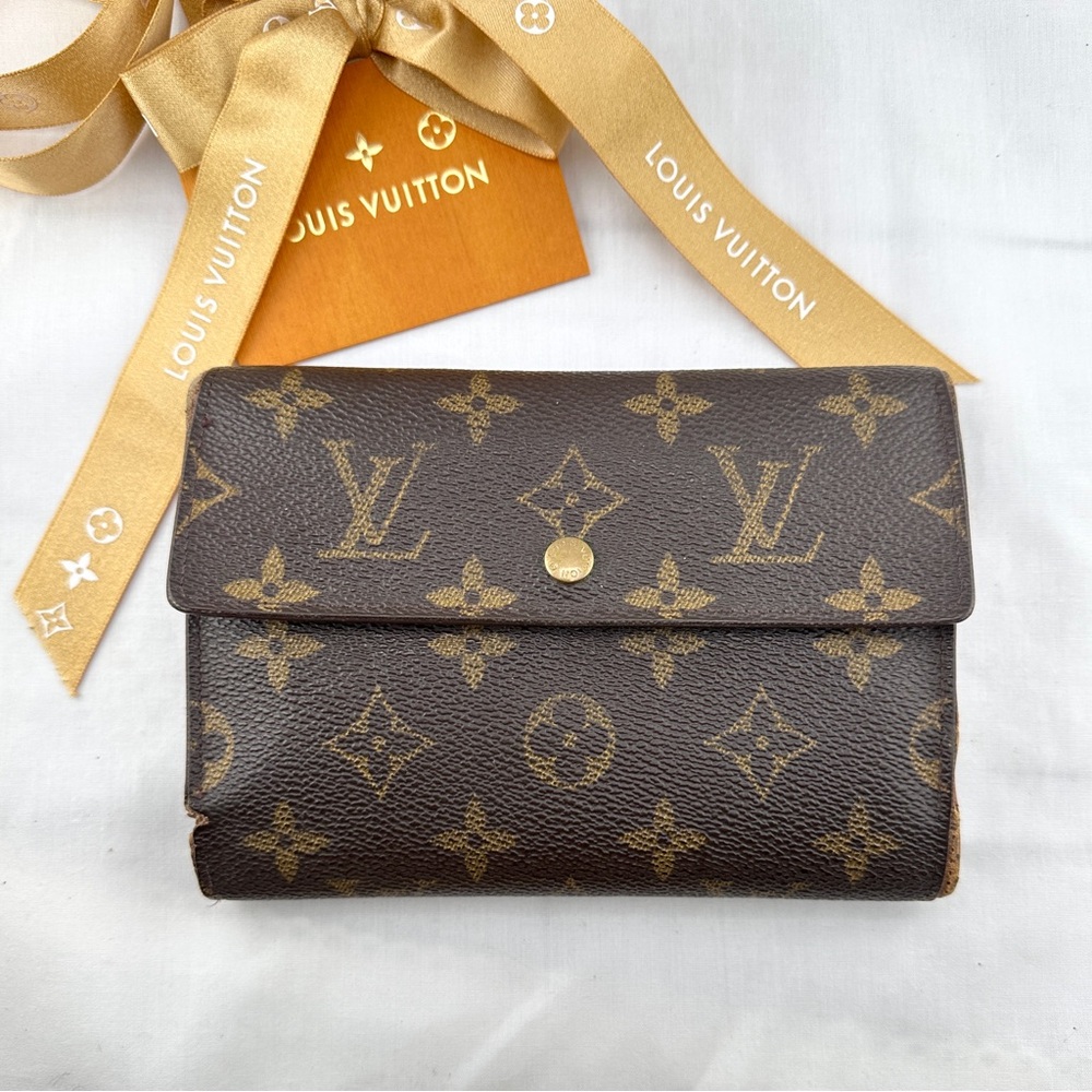 AUTHENTIC Louis Vuitton wallet. Monogram pattern.